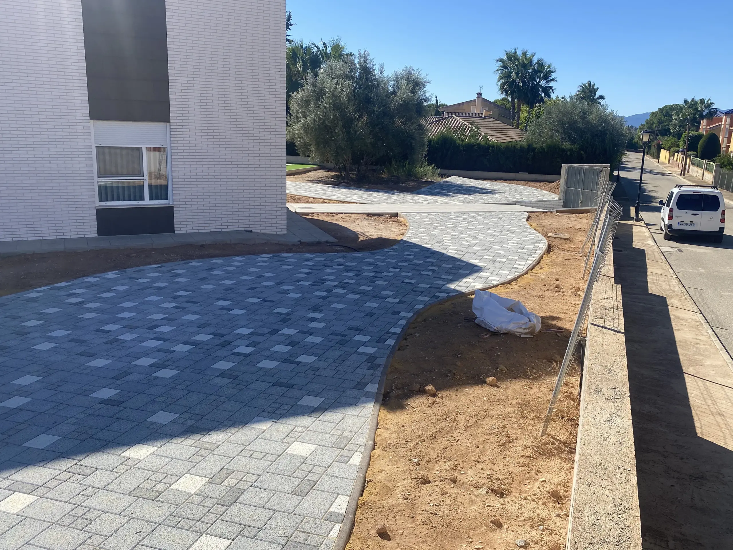 Colocadores de adoquines en Murcia instalando pavimentos duraderos y personalizados en un entorno residencial