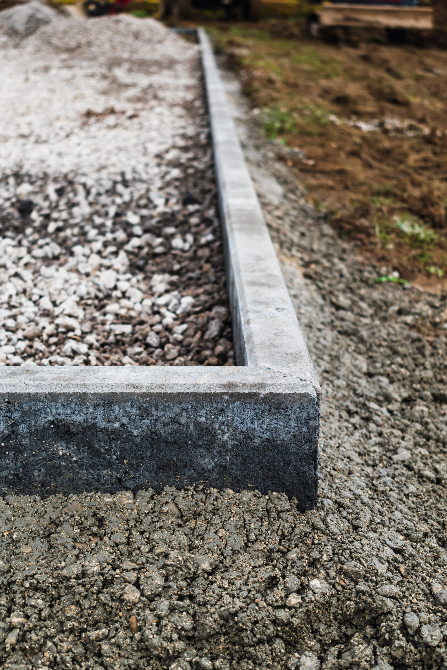 bordes-de-jardin-de-hormigon-con-cemento-para-delimitar-caminos-aparcamientos-aceras-y-parterres